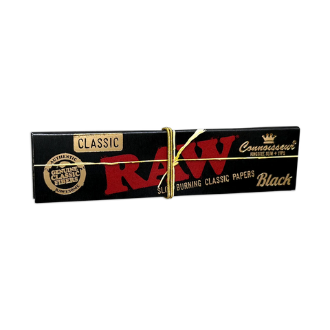 RAW Connoisseur Black King Size Slim + Tips — det svarta häftet slutet, med Connoisseur- och Black-märkningen synlig
