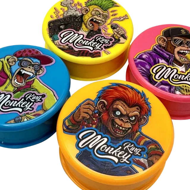 Närbild på Monkey King-grindrarna i blått, gult, rosa och orange med tecknade apmotiv på locken