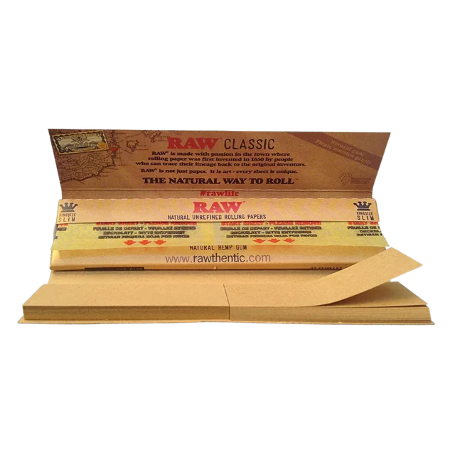 RAW Classic Connoisseur King Size Slim + Tips: häftet uppslaget med papper och tips synliga