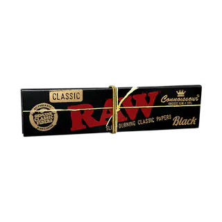RAW Connoisseur Black King Size Slim + Tips: det svarta häftet slutet, med Connoisseur- och Black-märkningen synlig