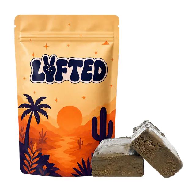 West Coast Static 50 % THCA-B från Lyfted: förpackning med orange ökensolnedgång, bredvid två gråbruna haschbitar